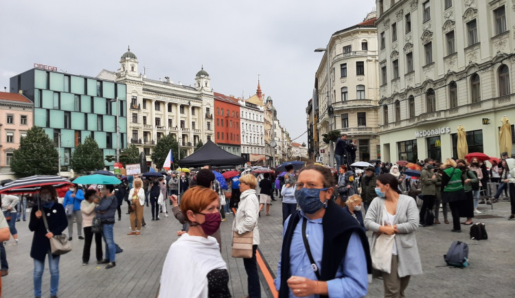 FOTO/VIDEO: Náměstí Svobody zaplnili demonstranti. S hashtagem #ptamesevlady protestovali proti vládním opatřením