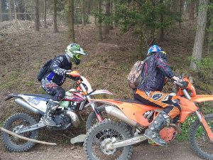 FOTO: Policie pátrá po agresivním gangu motorkářů, kteří napadl skupinu lesních dělníků