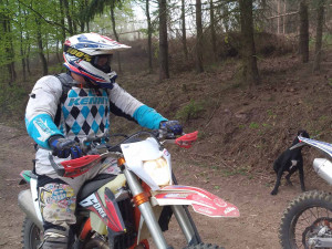 FOTO: Policie pátrá po agresivním gangu motorkářů, kteří napadl skupinu lesních dělníků