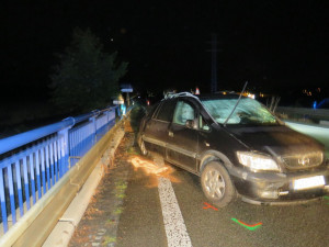 Řidič při předjíždění dostal smyk na mokré vozovce a narazil do protijedoucího auta. Skončil ve vážném stavu v nemocnici