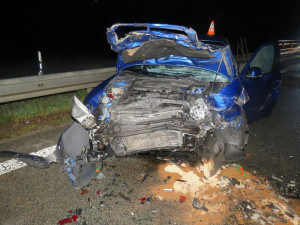 Řidič při předjíždění dostal smyk na mokré vozovce a narazil do protijedoucího auta. Skončil ve vážném stavu v nemocnici