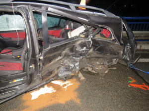 Řidič při předjíždění dostal smyk na mokré vozovce a narazil do protijedoucího auta. Skončil ve vážném stavu v nemocnici