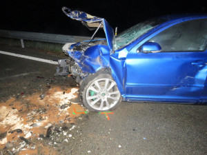 Řidič při předjíždění dostal smyk na mokré vozovce a narazil do protijedoucího auta. Skončil ve vážném stavu v nemocnici