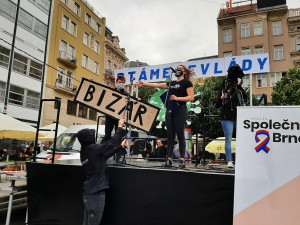 FOTO/VIDEO: Náměstí Svobody zaplnili demonstranti. S hashtagem #ptamesevlady protestovali proti krokům vlády