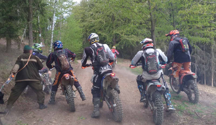 Skupina motorkářů napadla lesní dělníky