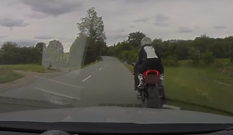 VIDEO: Policisté v autě honili motorkáře se ženou za zády, nakonec vysypal sebe i spolujezdkyni