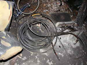 Muž v Brně odřezal kabely z železničního zabezpečovacího zařízení. Policii tvrdil, že je vyměnil za cigarety