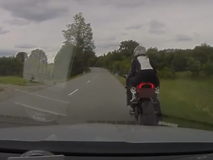 VIDEO: Policisté v autě honili motorkáře se ženou za zády, nakonec vysypal sebe i spolujezdkyni