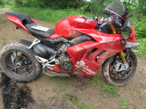 VIDEO: Policisté v autě honili motorkáře se ženou za zády, nakonec vysypal sebe i spolujezdkyni