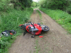 VIDEO: Policisté v autě honili motorkáře se ženou za zády, nakonec vysypal sebe i spolujezdkyni