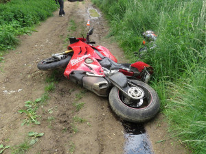 VIDEO: Policisté v autě honili motorkáře se ženou za zády, nakonec vysypal sebe i spolujezdkyni