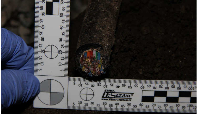 Muž uřezal bezpečnostní kabely