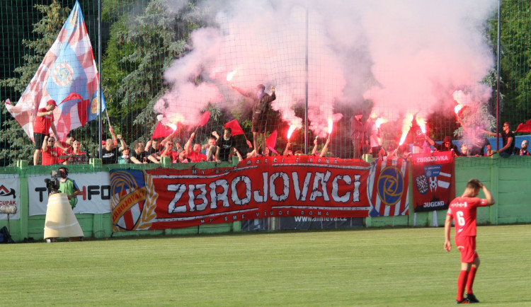 Druholigové derby s Líšní ovládla gólem v posledních minutách Zbrojovka. Zápas nabídl emoce, červené karty i penaltu