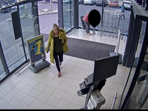 FOTO: Mladý pár se vydal nakoupit za 7 tisíc, s košíkem z obchodu ale odjeli bez zaplacení