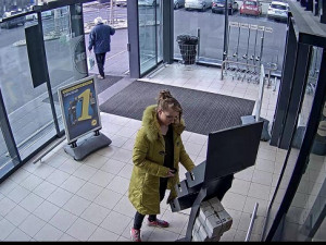 FOTO: Mladý pár se vydal nakoupit za 7 tisíc, s košíkem z obchodu ale odjeli bez zaplacení