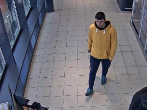 FOTO: Mladý pár se vydal nakoupit za 7 tisíc, s košíkem z obchodu ale odjeli bez zaplacení