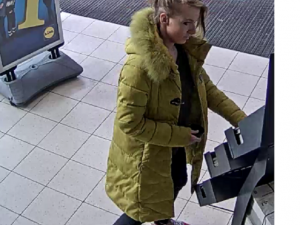 FOTO: Mladý pár se vydal nakoupit za 7 tisíc, s košíkem z obchodu ale odjeli bez zaplacení