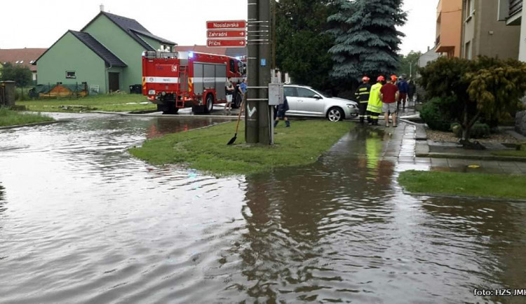 FOTO: Hasiči dnes celý den likvidují po Jihomoravském kraji následky bouřek