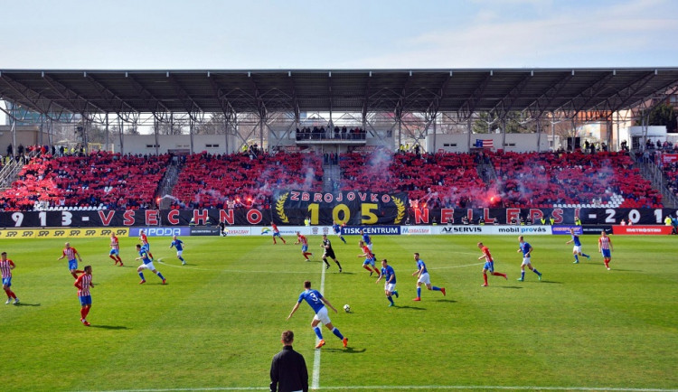 Zítra přijde další vlna uvolnění opatření. Žádné roušky venku a fotbal pro dva a půl tisíce lidí