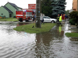 FOTO: Hasiči dnes celý den likvidují po Jihomoravském kraji následky bouřek