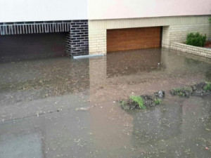 FOTO: Hasiči dnes celý den likvidují po Jihomoravském kraji následky bouřek