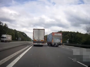 VIDEO: Na dálnici D1 se nebezpečně předjížděly kamiony