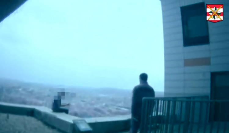VIDEO: Policisté v Brně zachránili mladého muže, který chtěl ukončit svůj život skokem z výškové budovy