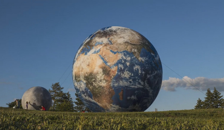 Brněnská hvězdárna má novou nafukovací planetu. Po lunalónu přibyla také Země