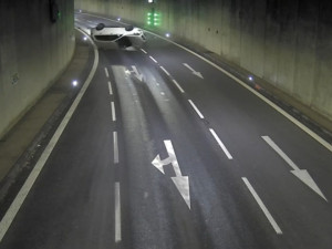 VIDEO: Namol opilý řidič nezvládl zběsilou jízdu Husovickým tunelem a převrátil auto na střechu