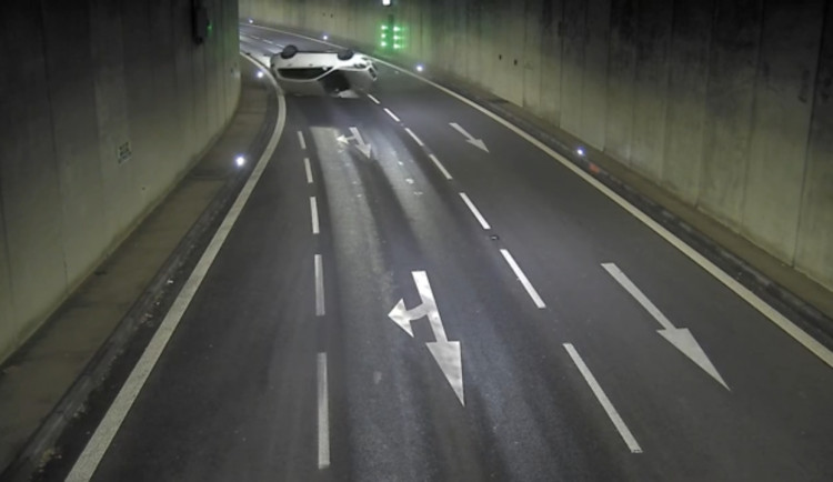Opilý řidič se řítil tunelem, jízdu nezvládl