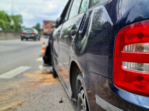 V Husovickém tunelu narazil náklaďák do osobního auta, zranili se tři lidé