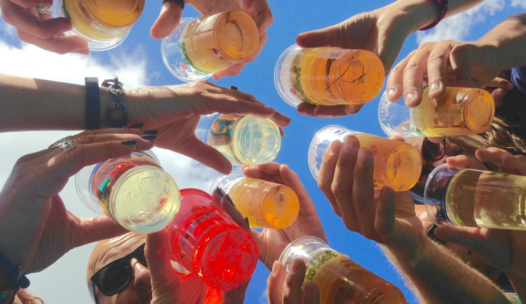 Od července už nebudeme muset nosit roušky. Hospody budou otevřené i po 23. hodině