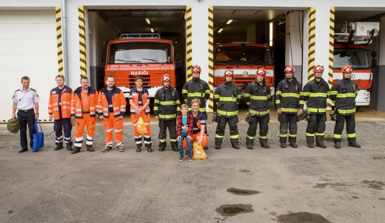 Osmiletý Adam se zraněný dostal z auta, aby zachránil život svému kamarádovi a jeho mamince po autohavárii