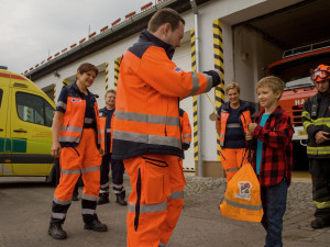 Osmiletý Adam se zraněný dostal z auta, aby zachránil život svému kamarádovi a jeho mamince po autohavárii