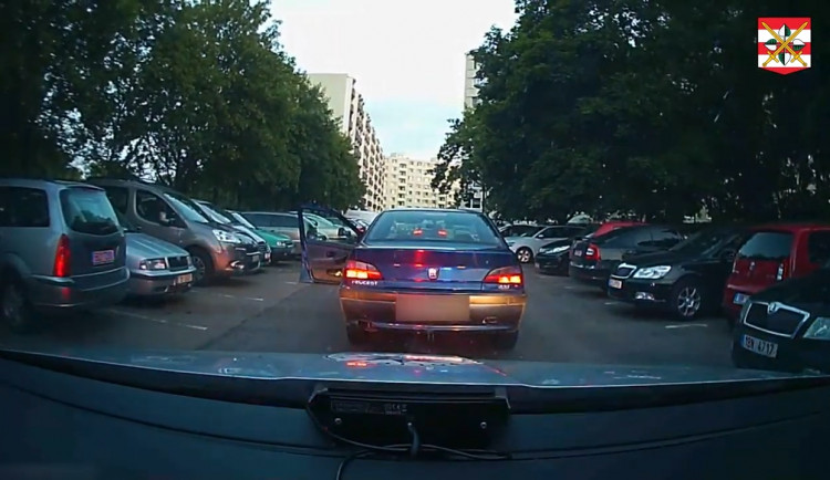 VIDEO: Známý recidivista se na pervitinu a bez řidičáku proháněl autem po Brně. Policistům neutekl