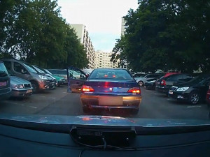 VIDEO: Známý recidivista se na pervitinu a bez řidičáku proháněl autem po Brně. Policistům neutekl