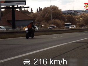 VIDEO: Motorkáři se v Brně proháněli dvoustovkou, policistům neujeli