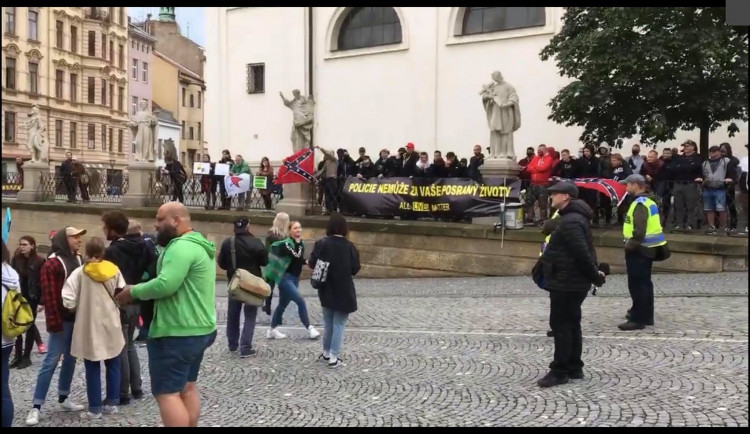 Přes stovka lidí v Brně demonstrovala za Black Lives Matters. “Slušní lidé” na ně dělali opičí skřeky