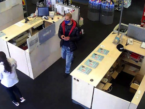 FOTO/VIDEO: Policie pátrá po dvou zlodějích. Bez placení odešli z obchodu s novými mobily