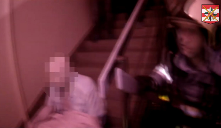 Policisté s mužem vyčkali do příjezdu hasičů