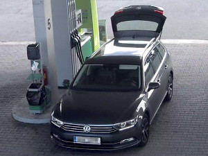 FOTO: Policie pátrá po nenasytném řidiči v Passatu. Tankuje naftu zadarmo a mění registrační značky