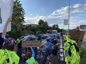 FOTO/VIDEO: Chceme bezpečný prostor. Lidé dnes v Brně blokovali dopravu v místě, kde o víkendu řidič zabil na přechodu chodce