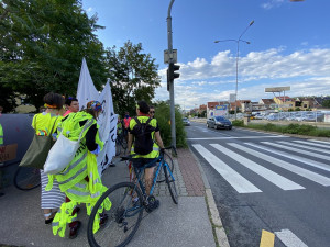 FOTO/VIDEO: Chceme bezpečný prostor. Lidé dnes v Brně blokovali dopravu v místě, kde o víkendu řidič zabil na přechodu chodce