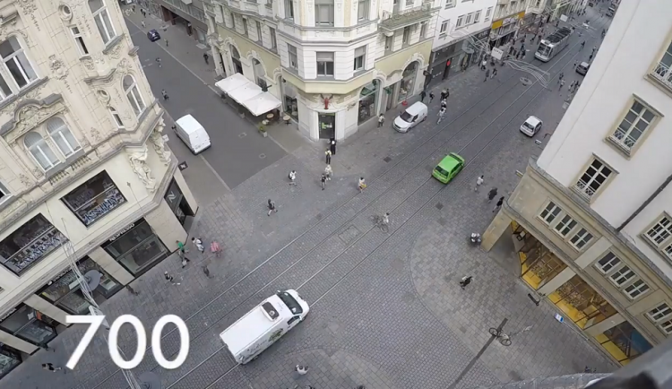 VIDEO: Pěší zóna? Masarykovou projede přes den tisíc aut, historické centrum je rájem pro motoristy