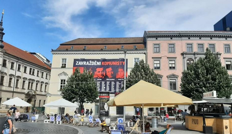 Plachta na domě v centru Brna připomíná oběti komunismu