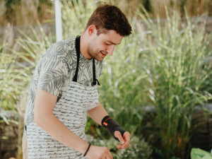 Aleš Slanina vařil pro zájemce guláš.