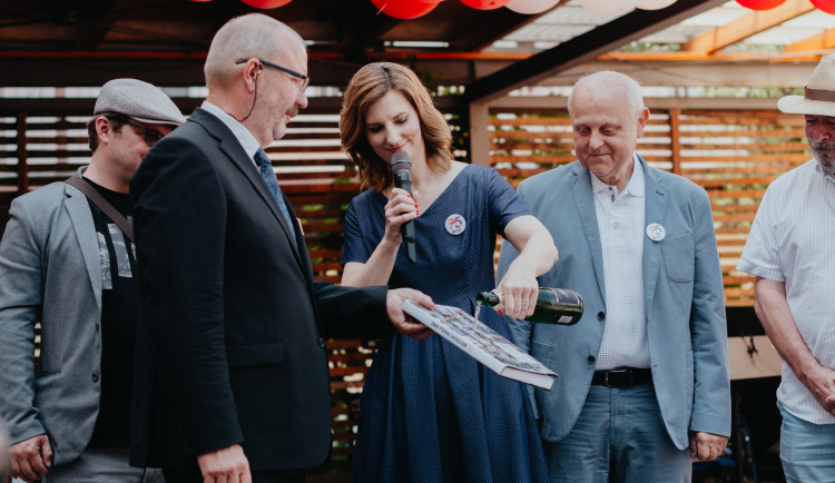 Primátorka Markéta Vaňková křtí knihu.