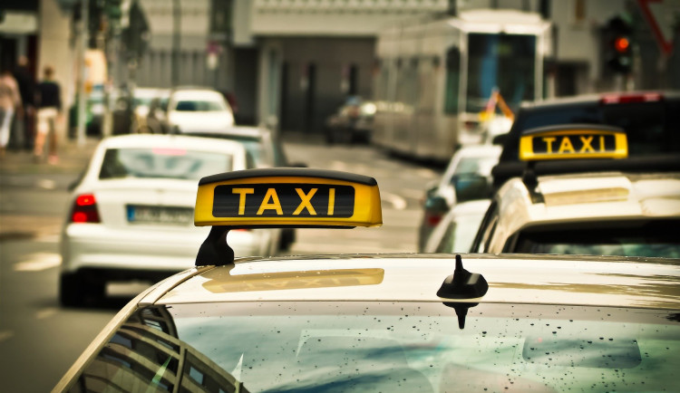 Brno zastropuje ceny za taxi přes aplikaci. Uber se do Brna nechystá, Bolt plánuje rozšíření mimo Prahu