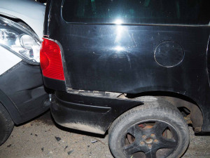 FOTO: Opilý řidič nezvládl zatáčku a srazil popelnice jako kuželky, zastavil se až o auto