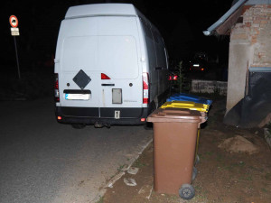 FOTO: Opilý řidič nezvládl zatáčku a srazil popelnice jako kuželky, zastavil se až o auto